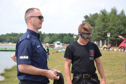 Policjant oraz osoba przymierzająca alkogogle