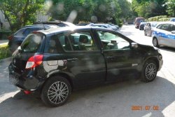 Renault Clio koloru czarnego stojące na parkingu z uchylonymi przednimi prawymi drzwiami