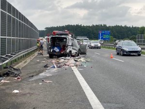 Zniszczony samochód dostawczy na drodze A4