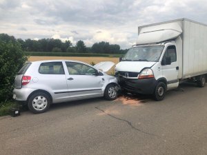 czołowe zderzenie dwóch samochodów