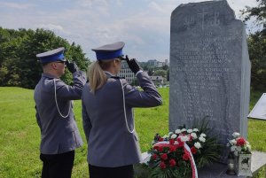 Policjantki oddają hołd poległym przed obeliskiem