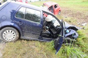 uszkodzony volkswagen - widok na samochód od strony pasażera w środku widoczne poduszki powietrzne