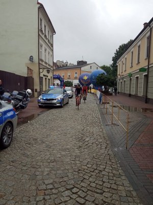 Kolarze przejeżdżający ulica Wałową w Tarnowie