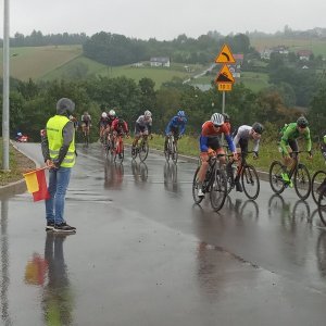 Peleton kolarski na drodze asfaltowej