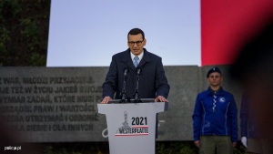 Prezes Rady Ministrów Mateusz Morawiecki przemawia podczas obchodów 82 rocznicy wybuchu II wojny światowej w tle pomnik