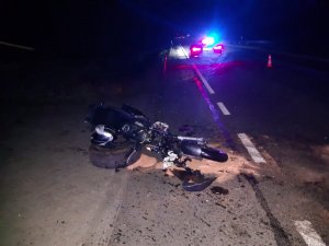 Zniszczony motocykl, dookoła rozsypany piasek neutralizujący oleje i paliwa