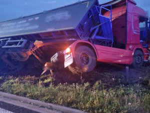 Zbliżenie na kabinę samochodu ciężarowego i przekręconą naczepa