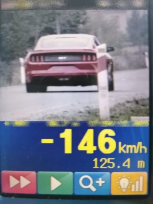 Zdjęcie z videorejestratora, na którym widoczny jest tył czerwonego samochodu Ford Mustang GT, poniżej zarejestrowana prędkość -146km/h