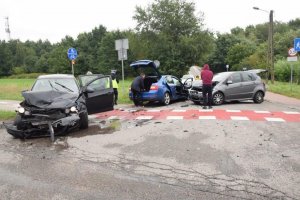 trzy samochody zniszczone stojące na jednej z ulic prze którą prowadzi ścieżka rowerowa — kopia