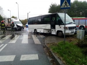 Miejsce wypadku, samochód osobowy z uszkodzoną pokrywą silnika, autobus z widocznymi uszkodzeniami z prawej strony