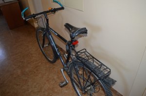 górski rower oparty o ścianę