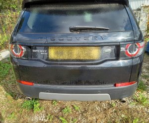 Czarny Land Rover Discovery Sport widok z tyłu