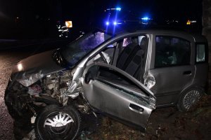 Uszkodzona lewa, przednia cześć samochodu osobowego, uszkodzone drzwi od kierowcy