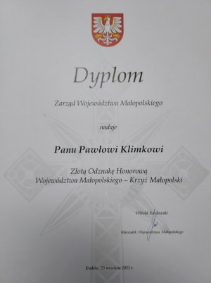 Dyplom nadania przez Zarząd Województwa Małopolskiego Złotej Odznaki Honorowej Województwa Małopolskiego Złoty Krzyż Małopolski