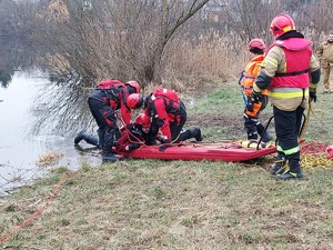 Straży podczas wyciągania na osoby, pod którą wcześniej załamał sie lód