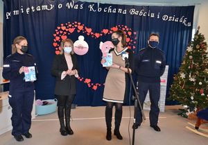 Marta Malec-Lech z zarządu województwa małopolskiego, dziękuje policjantce z KWP Kraków