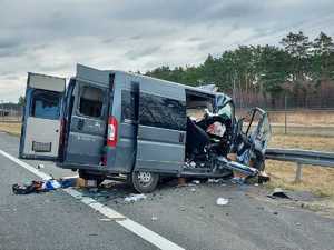 uszkodzony bus po wypadku na autostradzie A4