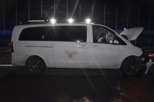 Biały Mercedes Vito stojący na drodze w porze nocnej