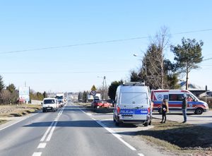 Ogólne miejsce kolizji, po prawej stronie samochód policyjny oraz karetka pogotowia, po lewej samochody stojące na lewym pasie jezdni