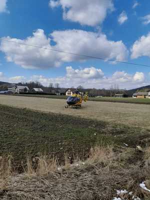 Helikopter LPR-u stojący na polu ornym