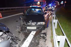 Widok uszkodzeń samochodu BMW. Zniszczony przód i przednie prawe naroże.