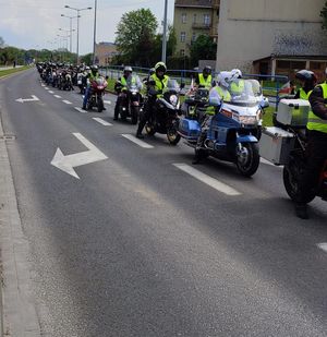 Motocykliści podczas przejazdu ulicami miasta