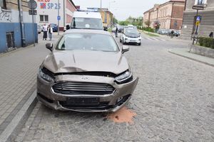 Rozbity przód samochodu ford Mondeo