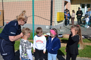 policjantka z grupką dzieci