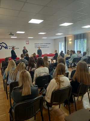 Młodzież szkolna podczas wykładu w Zakładzie Karnym w Tarnowie-Moscicach