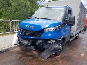 Zniszczony przód niebieskiego dostawczego Iveco