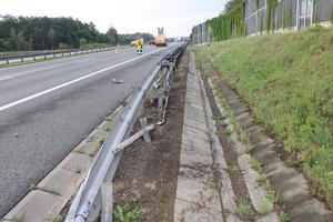 Zniszczone bariery energochłonne znajdujące się po prawej stronie drogi