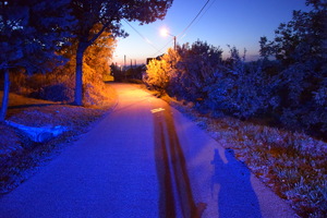 Zdjęcie drogi asfaltowej zrobione nocą