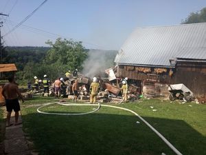 Strażacy oraz ochotnicy podczas pracy przy odgruzowywaniu zawalonego budynku po wybuchu butli z gazem w Zalasowej