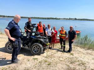 Policjanci, strażacy strażak oraz ratownik WOPR biorący udział a patrolu na akwenie w Radłowie