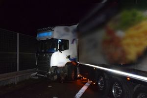 Złamana ciężarówka wbita w elementy infrastruktury drogowej - ekrany akustyczne