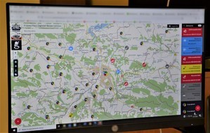 Monitor komputerowy z wyświetlona Krajową Mapą Zagrożeń Bezpieczeństwa