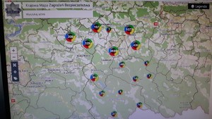 Monitor komputerowy z wyświetloną Krajową Mapą Zagrożeń Bezpieczeństwa