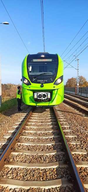 Pociąg testowy stojący na jednym z torów