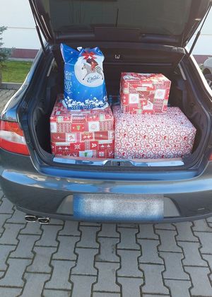 bagażnik samochodu wypełniony paczkami świątecznymi
