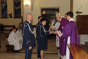 dary ołtarza przekazywane przez mundurowych biskupowi