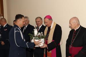 wręczenie stroika świątecznego biskupowi przez komendanta miejskiego Policji w Tarnowie