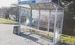 wiata przystanku autobusowego o nazwie Koszycka-Krakowska z rozbitymi dwiema bocznymi szybami