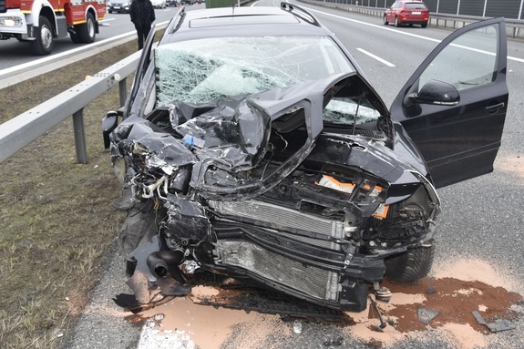 uszkodzona pokrywa silnika czarnego samochodu, rozbita przednia szyba