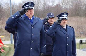 Oddanie honoru zmarłemu przez zastępcę komendanta wojewódzkiego Policji w Krakowie oraz zastępcę komendanta miejskiego Policji w Tarnowie