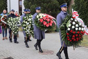 Wieńce niesione przez policjantów