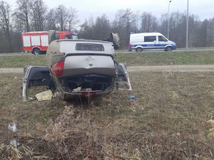 Renault Clio leżące na dachu