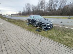 Infiniti z urwanym przednim prawym kołem