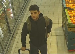 Wizerunek mężczyzny uchwycony kamerą monitoringu sklepowego