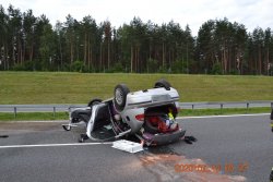 Wywrócony samochód na dachu na tarnowskim odcinku autostrady 472 km