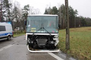 Zniszczony przód busa